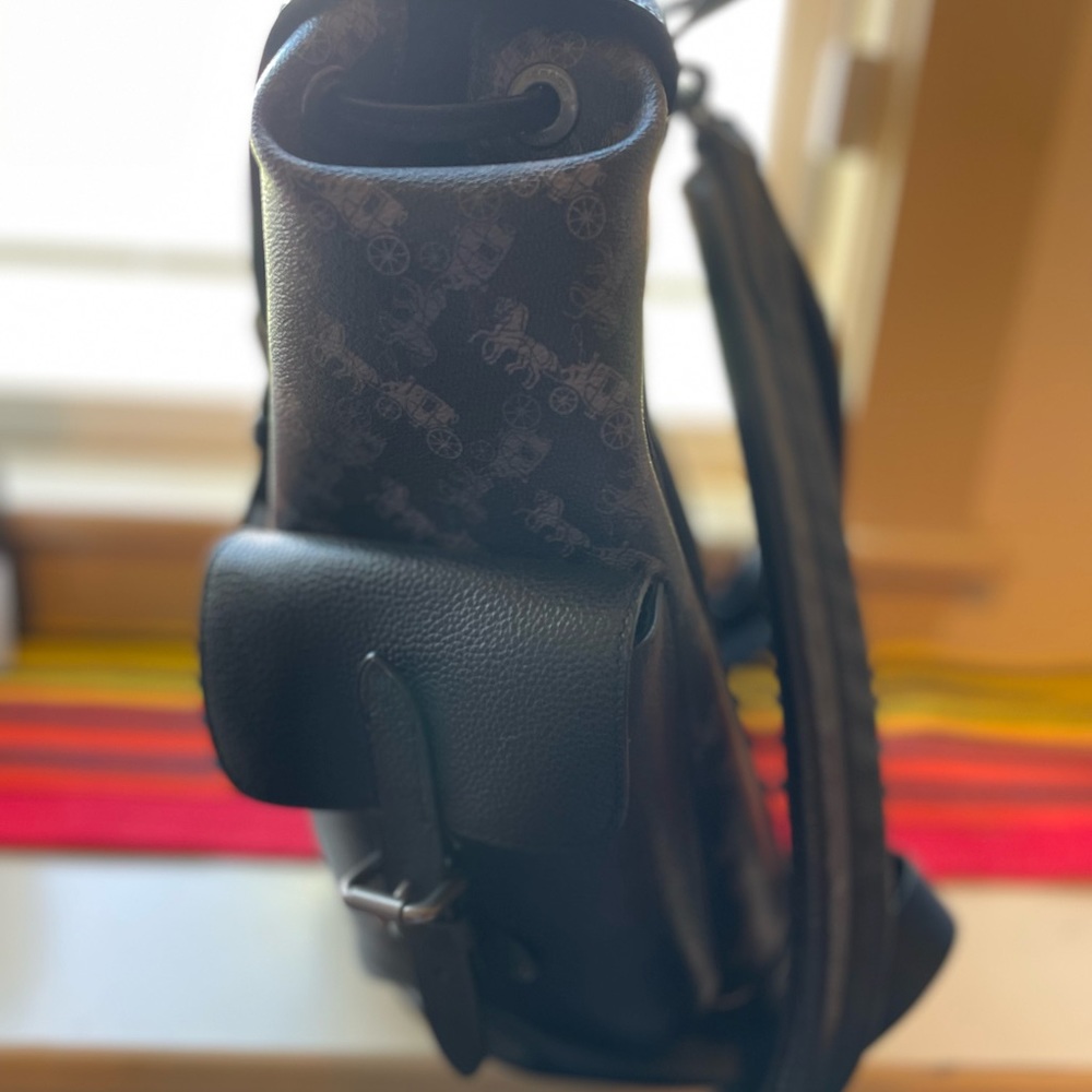 This coach bag is in very good condition I used it for 1 year of school - Picture 6 of 9
